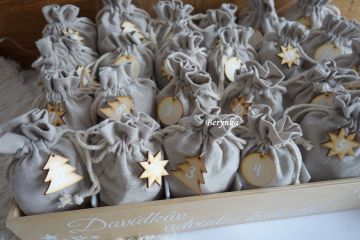 Dřevěný adventní kalendář