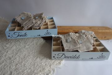 Adventní kalendář - dřevěný s látkovými pytlíčky