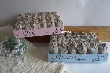 Adventní kalendář - dřevěný s látkovými pytlíčky