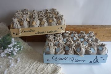 Adventní kalendář - dřevěný s látkovými pytlíčky