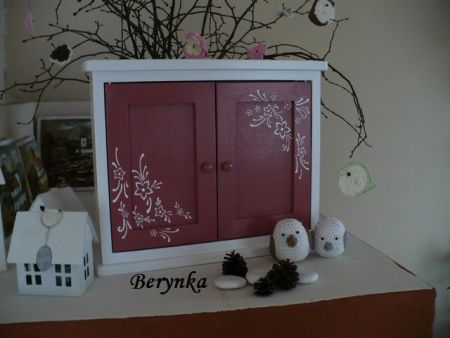 Dřevěná skříňka na klíče s ornamenty