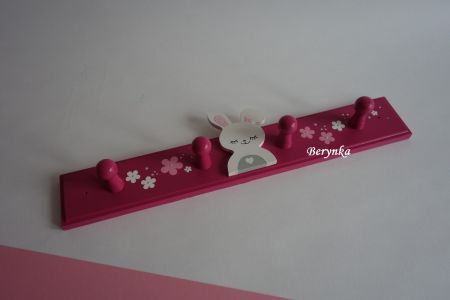 Dětský věšák se zajíčkem