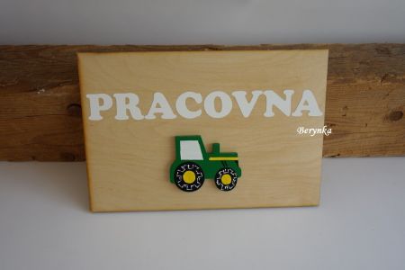 Cedulka s nápisem a traktorem