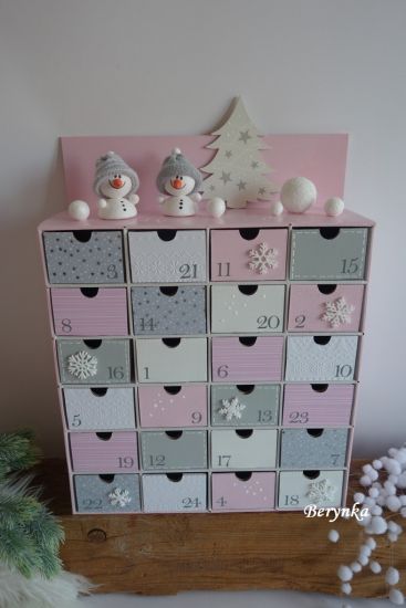 Adventní kalendář růžovo-šedý se sněhuláčky