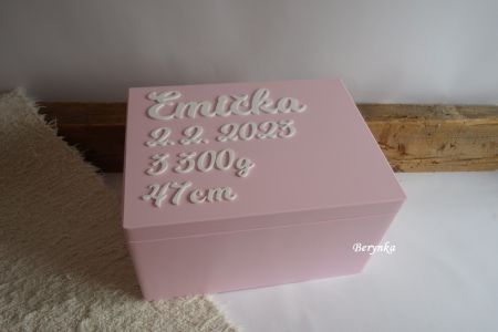 Dřevěná vzpomínková bedýnka s údaji o narození