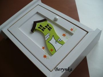 Dřevěná skříňka na klíče s domečkem