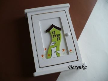 Dřevěná skříňka na klíče s domečkem
