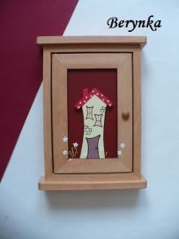 Dřevěná skříňka na klíče s domečkem