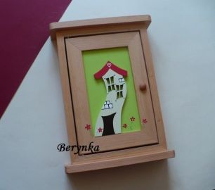Dřevěná skříňka na klíče s domečkem