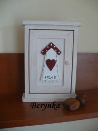 Dřevěná skříňka na klíče s domečkem