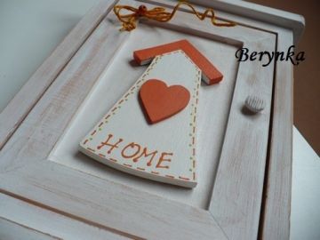 Dřevěná skříňka na klíče s domečkem