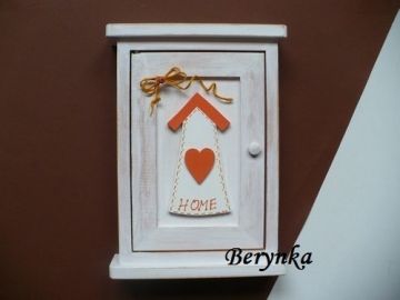Dřevěná skříňka na klíče s domečkem