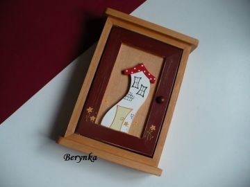 Dřevěná skříňka na klíče s domečkem