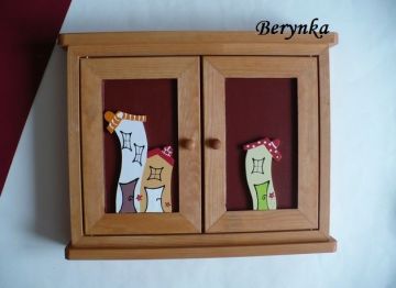 Dřevěná skříňka na klíče s domečkem