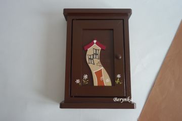 Dřevěná skříňka na klíče s domečkem