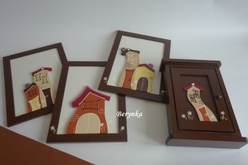 Dřevěná skříňka na klíče s domečkem