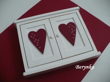 Dřevěná skříňka na klíče se srdíčky