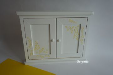 Dřevěná skříňka na klíče s ornamenty