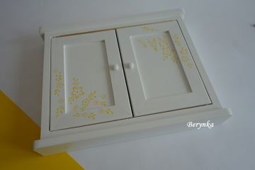 Dřevěná skříňka na klíče s ornamenty