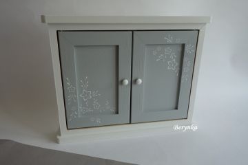 Dřevěná skříňka na klíče s ornamenty