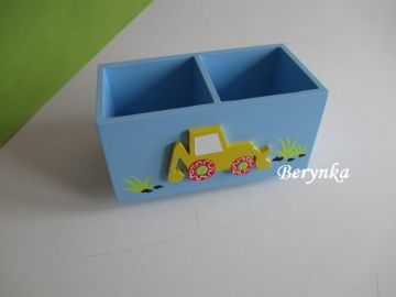 Dřevěný stojánek na tužky s bagrem