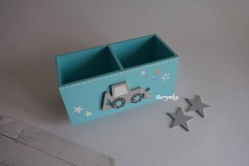 Dřevěný stojánek na tužky s bagrem