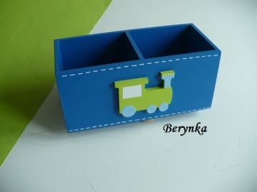 Dřevěný stojánek na tužky s mašinkou
