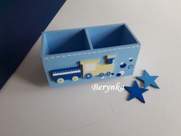 Dřevěný stojánek na tužky s mašinkou