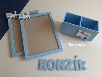 Dřevěný stojánek na tužky s mašinkou