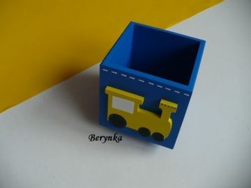 Dřevěný stojánek na tužky s mašinkou