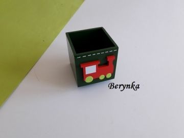 Dřevěný stojánek na tužky s mašinkou