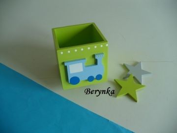 Dřevěný stojánek na tužky s mašinkou