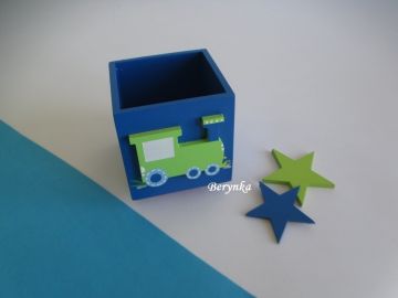 Dřevěný stojánek na tužky s mašinkou