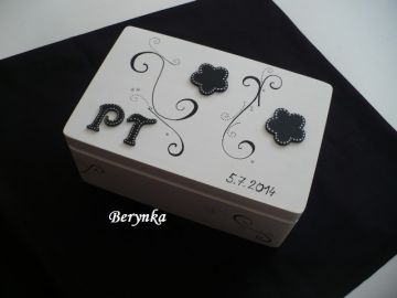 Svatební bedýnka s písmenky a kytičkami