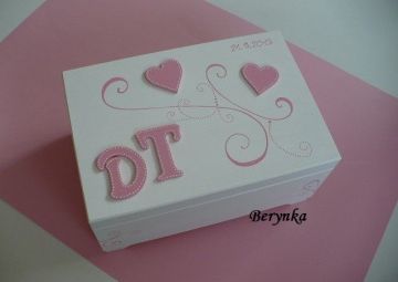Svatební truhlička na nožičkách - se srdíčky a monogramem