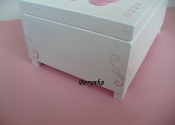Svatební truhlička na nožičkách - se srdíčky a monogramem