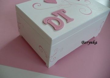 Svatební truhlička na nožičkách - se srdíčky a monogramem