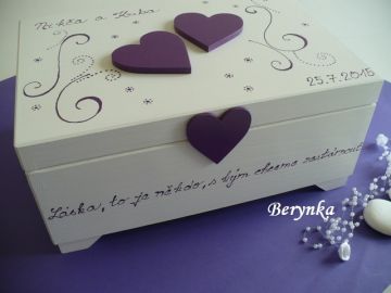 Svatební truhlička na nožičkách - se srdíčky a monogramem