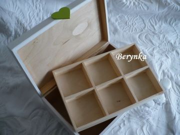 Svatební truhlička na nožičkách - se srdíčky a monogramem