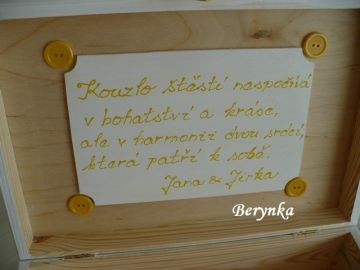 Svatební truhlička na nožičkách - se srdíčky a monogramem