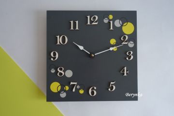 Dřevěné hodiny - ke koberci