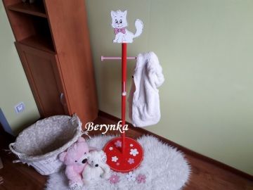 Věšák - němý sluha s kočičkou