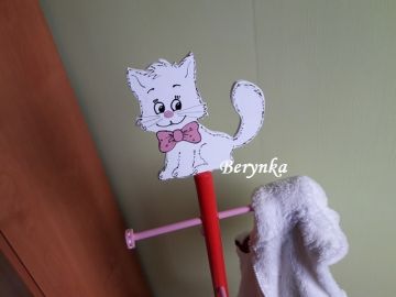 Věšák - němý sluha s kočičkou