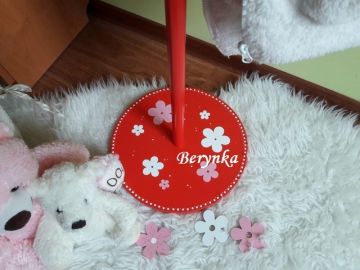 Věšák - němý sluha s kočičkou