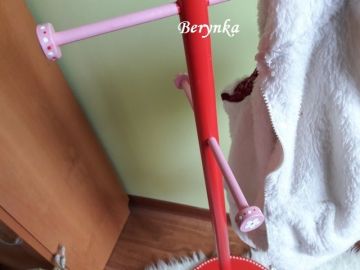 Věšák - němý sluha s kočičkou