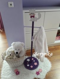 Věšák - němý sluha s kočičkou