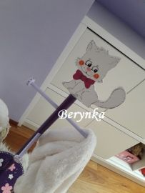 Věšák - němý sluha s kočičkou