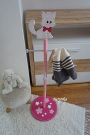 Věšák - němý sluha s kočičkou