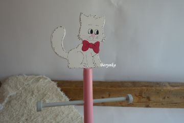 Věšák němý sluha