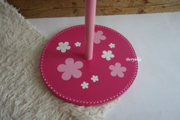 Věšák němý sluha